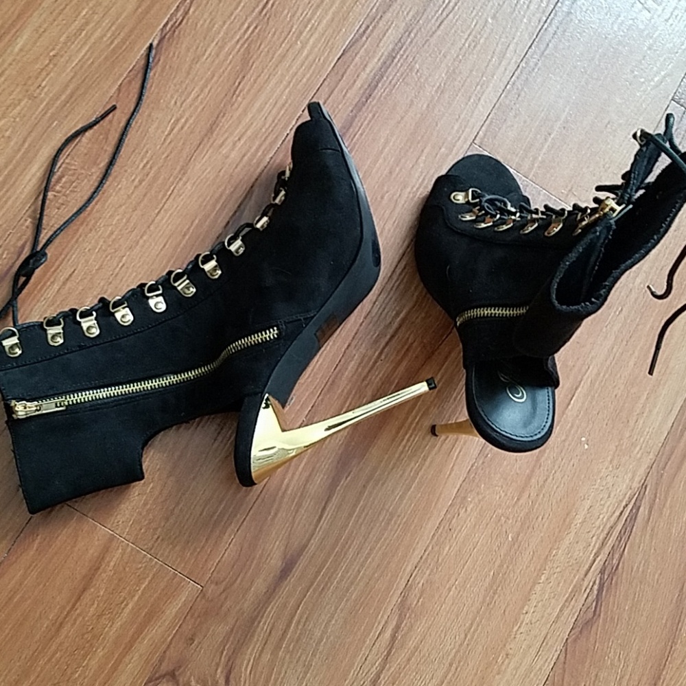 Straped ankle boots